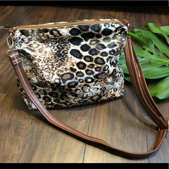 CABRELLI & Co CROSSBODY Leopard Crossbody in Khaki animal print bag. New - Picture 3 of 9